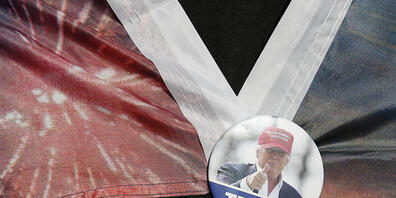 Eine Fraut trägt einen Button mit dem Bild des scheidenden US-Präsidenten Trump. Foto: Rebecca Blackwell/AP/dpa