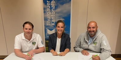 V.l.: Patrick Küng (Präsident TFV), Malou Zürcher (Projektleiterin Sponsoring TKB) und Eddy Maurice (Vize-Präsident TFV) bei der Vertragsunterzeichnung. 