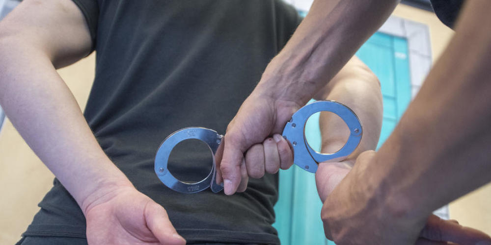 2019 hat es in der Schweiz ein bisschen seltener "Klick" gemacht als im Jahr davor: 1,4 Prozent weniger Haftstrafen und Sanktionsmassnahmen wurden verhängt. (Symbolbild)
