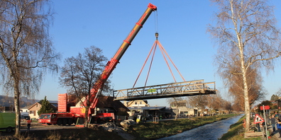 Mit einem starken Hebekran wurde die 114 Jahre alte Sternenbrücke in einem Stück ans Ufer gehoben (Bilder: zVg)
