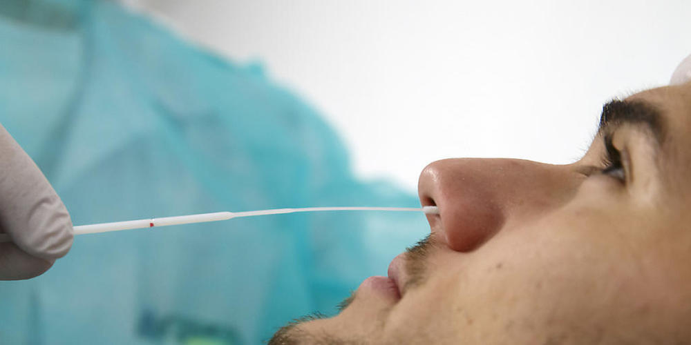 Die Zahl der neu gemeldeten Fälle von positiven Tests auf das Coronavirus scheint sich zunehmend abzuflachen respektive zu sinken. (Themenbild)