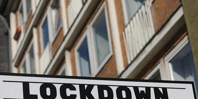 Auf einem Schild über einer geschlossenen Gaststätte steht «Lockdown - But don't lock your heart». Die Regierung will mit einem Teil-Lockdown im Monat November die Corona-Infektionszahlen in Deutschland senken. Foto: Oliver Berg/dpa