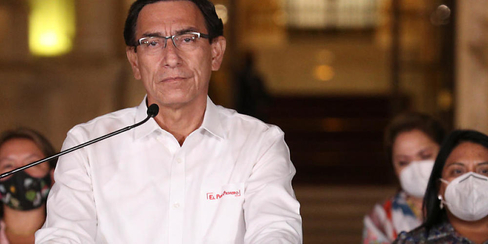 MartÌn Vizcarra, Pr&#8240;sident von Peru, spricht vor dem Pr&#8240;sidentenpalast, nachdem er seines Amtes enthoben worden ist. Foto: Martin Mejia/AP/dpa