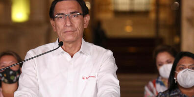 MartÌn Vizcarra, Pr&#8240;sident von Peru, spricht vor dem Pr&#8240;sidentenpalast, nachdem er seines Amtes enthoben worden ist. Foto: Martin Mejia/AP/dpa