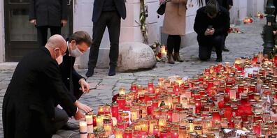 Charles Michel, Präsident des Europäischen Rates, und Sebastian Kurz, Bundeskanzler von Österreich, besuchen den Gedenkort nach dem Terrorangriff am 2. November. Foto: Ronald Zak/AP/dpa