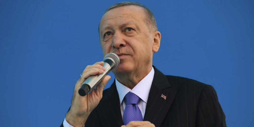 Recep Tayyip Erdogan, Präsident der Türkei und Vorsitzender der AKP, hält auf einem Parteitag der AKP in einem Stadion eine Rede. Foto: Uncredited/Turkish Presidency/AP/dpa