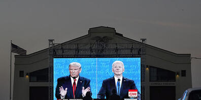 ARCHIV - Menschen verfolgen am 22. Oktober das letzte TV-Duell vor der Präsidentschaftswahl auf einer Leinwand im Fort Mason Center in San Francisco. Foto: Jeff Chiu/AP/dpa