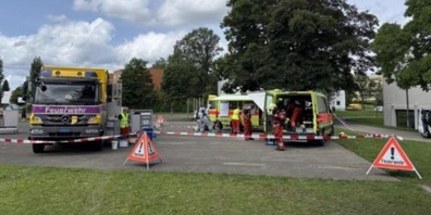 Einsatzkräfte vor dem Schulhaus Feldhof im Einsatz.