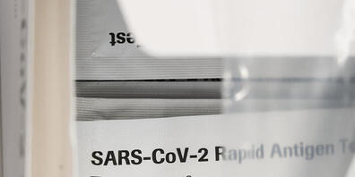 Der Rückversicherer Swiss Re rechnet im laufenden und im kommenden Jahr mit riesigen Kosten von 12 000 Milliarden Dollar für die Weltwirtschaft durch die Coronavirus-Krise. (Archivbild)