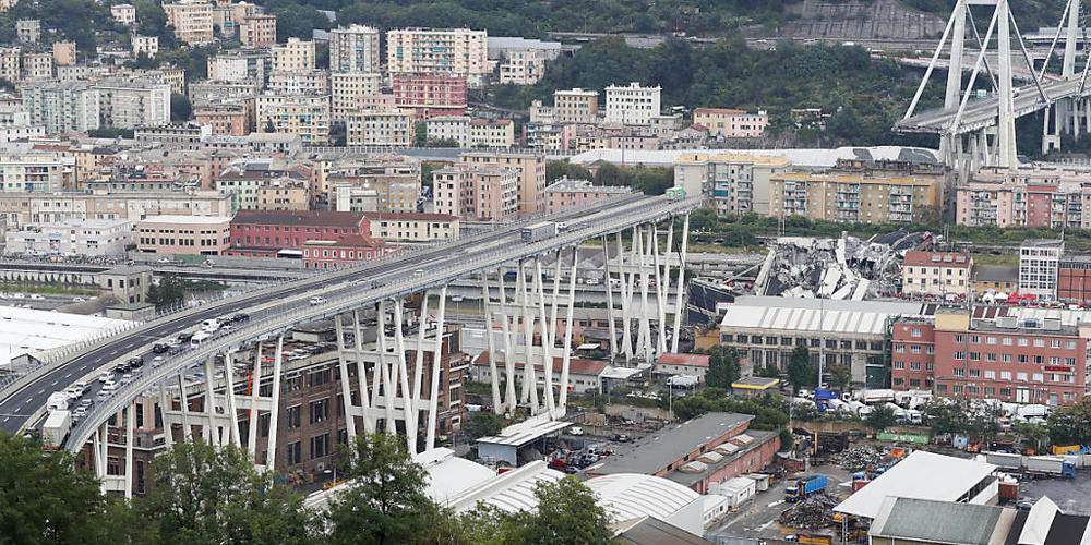 ARCHIV - Autos stehen auf der teilweise eingestürzten Autobahnbrücke Ponte Morandi. Autos und Lastwagen stürzten in die Tiefe. 43 Menschen starben. Mehr als zwei Jahre nach dem tödlichen Brückeneinsturz ist die Polizei gegen sechs ehemalige und ak...