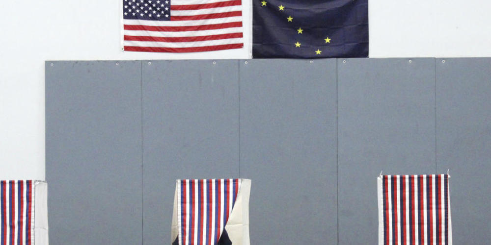 Ein Wähler füllt seinen Stimmzettel in einer Turnhalle in der Stadt Juneau aus. Foto: Ben Hohenstatt/The Juneau Empire/AP/dpa