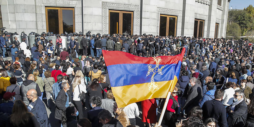 Die Proteste gegen das Abkommen zur Einstllung der Kämpfe um die Region Berg-Karabach brechen nicht ab. Foto: Dmitri Lovetsky/AP/dpa
