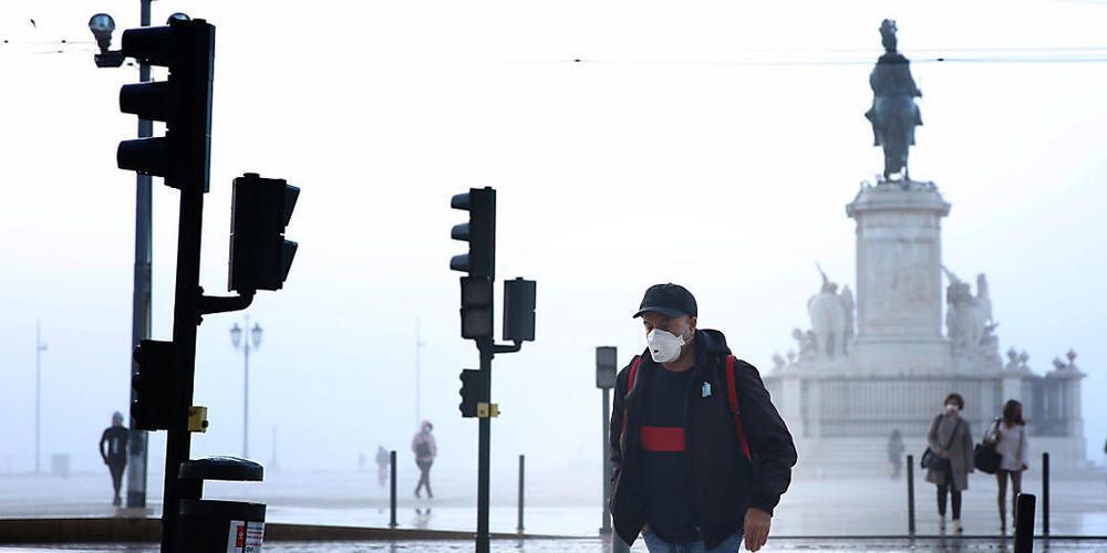 Ein Mann mit Mund-Nasen-Schutz geht durch Lissabon. Foto: Pedro Fiuza/ZUMA Wire/dpa