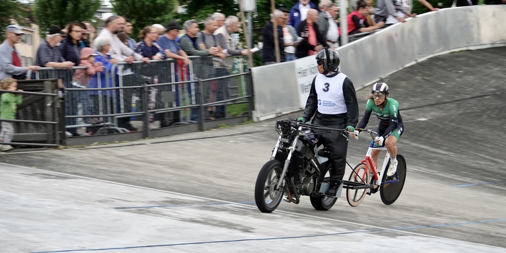 Emilien Clère aus Frankreich sicherte sich den Sieg im ersten Lauf im Steher-Rennen.