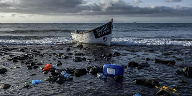 ARCHIV - Ein Holzboot, mit dem Flüchtlinge aus Marokko über den Atlantischen Ozean gefahren sind, liegt an der Küste der Kanarischen Inseln. Foto: Javier Bauluz/AP/dpa