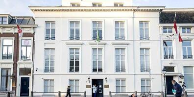 Die Polizei untersucht vor der Botschaft von Saudi-Arabien in Den Haag, nachdem mehrere Schüsse auf die Botschaft abgegeben worden sind. Zu den Hintergründen oder zu mutmaßlichen Tätern gab es zunächst keine Informationen. Foto: Sem Van Der Wal/AN...