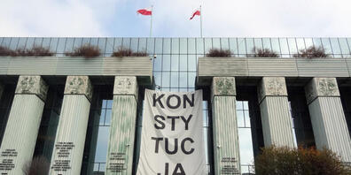 ARCHIV - Über dem Haupteingang des Obersten Gerichts in Warschau hängt ein Banner mit der Aufschrift «Konsytucja» (Verfassung). Foto: Natalie Skrzypczak/dpa