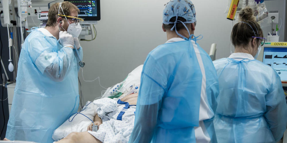 Ein Covid-19-Patient am 6. November auf der Intensivstation des Universitätsspitals Lausanne - in der Woche 45 befanden sich schweizweit 409 Menschen mit einer Covid-19-Erkrankung in Intensivpflege. Das ist eine Zunahme von 67 Prozent gegenüber de...