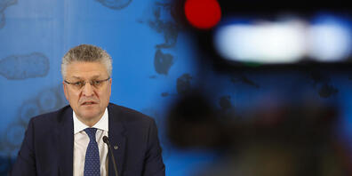 Lothar Wieler, Chef des Robert Koch-Instituts (RKI), spricht während einer Pressekonferenz. Die Corona-Lage in Deutschland ist nach Einschätzung des RKI weiter sehr ernst. Foto: Markus Schreiber/AP Pool/dpa