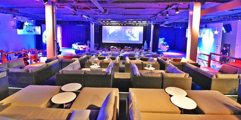 Im Lounge-Kino Rapperswil sitzt man nicht auf normalen Kinosesseln, sondern liegt auf gemütlichen Lounges.