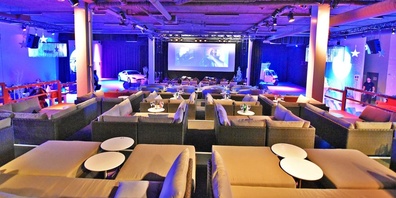 Im Lounge-Kino Rapperswil sitzt man nicht auf normalen Kinosesseln, sondern liegt auf gemütlichen Lounges.
