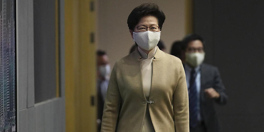 Carrie Lam, Regierungschefin der chinesischen Sonderverwaltungszone Hongkong, trifft zu einer Pressekonferenz ein. Hongkong hat vier Politiker der demokratischen Opposition aus dem Parlament der Sonderverwaltungsregion ausgeschlossen. Foto: Vincen...