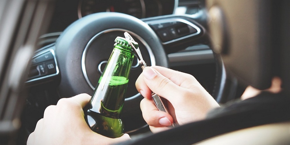 In Wattwil wurde ein alkoholisierter Autofahrer mit über 1.2 Promille angehalten (Symbolbild).
