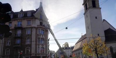 Rauch quillt aus einem Fenster im dritten Stock des Hauses im Stadtzürcher Kreis 5. Beim Feuer kam eine Person ums Leben.