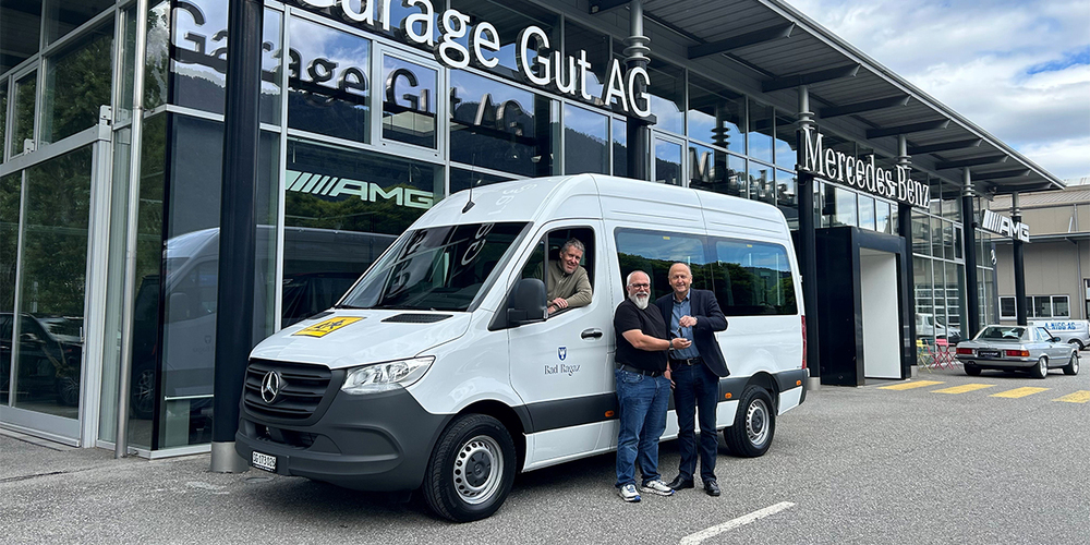 Seit dieser Woche in den Strassen von Bad Ragaz unterwegs: Busfahrer Walti Jerger,  Schulrat Andreas Kohler und Thomas Gut von der Garage Gut AG (von links) mit dem  neuen Transportmittel der Schule Bad Ragaz.