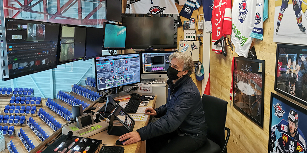 René Schmid sitzt in seinem Wirkungsbereich im Speaker-Raum der SGKB-Arena. (Bilder: Lars Morger)