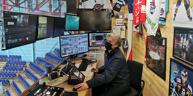 René Schmid sitzt in seinem Wirkungsbereich im Speaker-Raum der SGKB-Arena. (Bilder: Lars Morger)