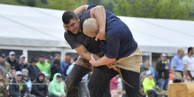 Shane Dändliker(rechts) sichert sich am St. Galler Kantonalschwingfest 2025 mit vier Siegen den Kranz – sein zweiter Saisonerfolg für den Schwingklub Zürichsee rechtes Ufer.