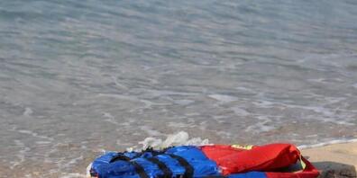 HANDOUT - Eine Rettungsweste liegt am Strand. Beim Untergang eines Bootes mit Flüchtlingen sind vor der Küste im Westen Libyens mindestens 74 Menschen ertrunken. An Bord des Bootes sollen demnach mehr als 120 Menschen gewesen sein, darunter auch K...