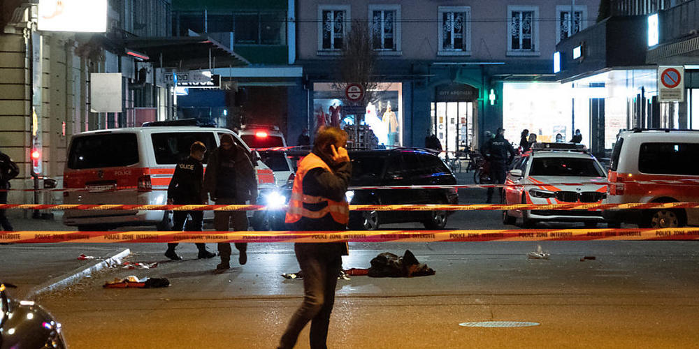 In Biel ist ein Mann festgenommen worden, der im Verdacht steht, in eine Gewalttat in Lengnau BE involviert gewesen zu sein. Er wurde bei der Festnahme von Schüssen aus einer Dienstwaffe getroffen.