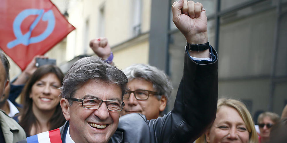 ARCHIV - Der linke französische Politiker Jean-Luc Mélenchon begrüßt 2017 bei einer Demonstration gegen die damalige Arbeitsmarktreform seine Anhänger. Foto: Francois Mori/AP/dpa
