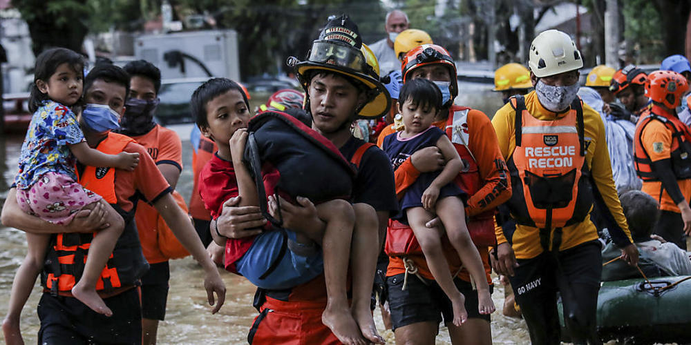 Der Taifun «Vamco» ist in der Nacht zum Donnerstag mit Windböen von mehr als 250 Stundenkilometern über die Philippinen gezogen. Jetzt beginnen die Aufräumarbeiten. Foto: Basilio Sepe/AP/dpa
