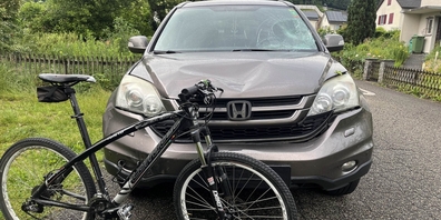Beim Verkehrsunfall zwischen dem Auto und dem Velo entstand an beiden Fahrzeugen Sachschaden von mehreren tausend Franken.