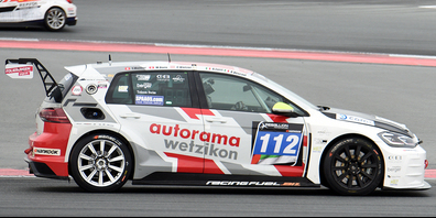 Mit nur einem Punkt Vorsprung startet das Wangner Rennteam (hier in Dubai) am Wochenende in Mugello. (Bild: Franz Feldmann)