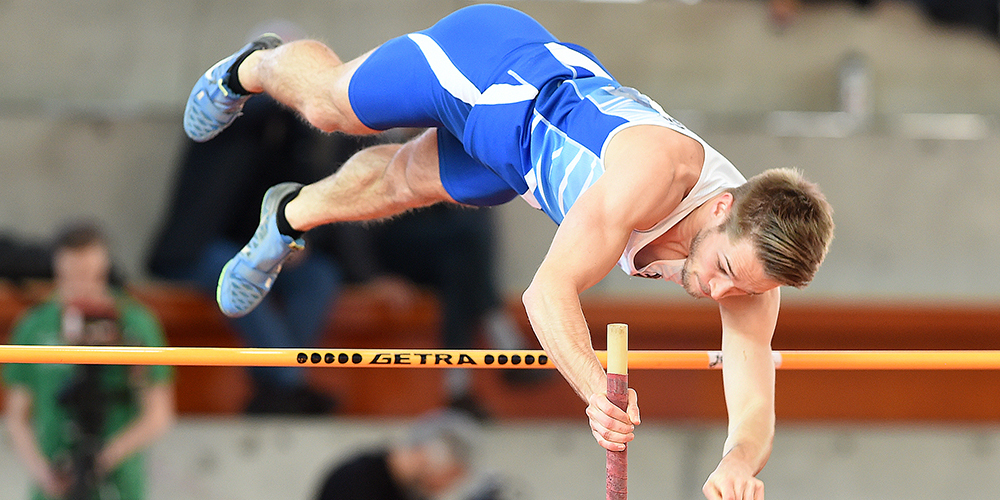 Jan Deuber (TV Buttikon-Schübelbach) holte sich mit 4,81 Metern den kantonalen Rekord im Stabhochsprung. (Archivbild: Franz Feldmann)