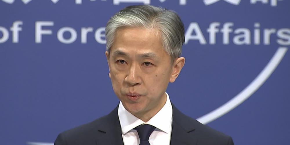 Wang Wenbin, Sprecher des chinesischen Außenministeriums, spricht während einer routinemäßigen Pressekonferenz, auf der er dem Wahlgewinner Biden im Außenministerium gratulierte. Foto: Liu Zheng/AP/dpa