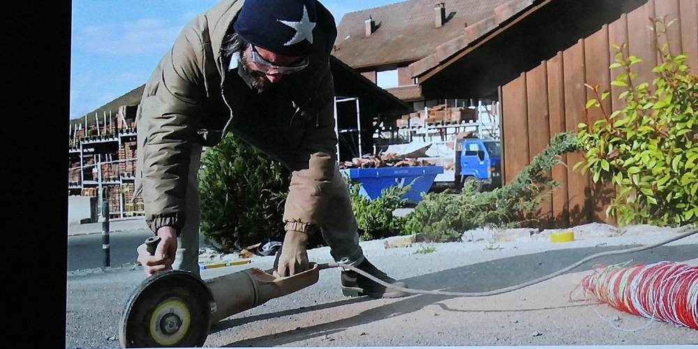 Wo zur Fadenverlegung notwendig, soll auch der Strassenasphalt aufgeschlitzt werden (Bilder: Ulrike Huber)