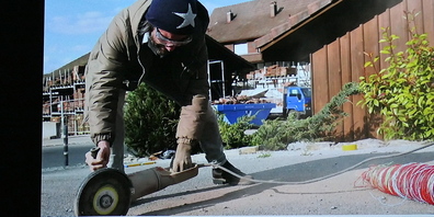 Wo zur Fadenverlegung notwendig, soll auch der Strassenasphalt aufgeschlitzt werden (Bilder: Ulrike Huber)