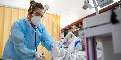 Die Zahl der Hospitalisierungen ist gemäss Angaben des Bundesamtes für Gesundheit (BAG) vom Freitag zwar leicht zurückgegangen. Allerdings werden wie immer noch Nachmeldungen erfolgen, die möglicherweise ein ganz anderes Bild ergeben. (Archivbild)
