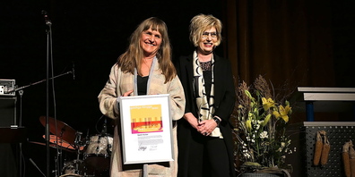 Gemeindepräsidentin und Präsidentin der Rheintaler Kulturstiftung Dr. Christa Köppel überreicht den «Goldiga Törgga» an Gardi Hutter (Bilder: Ulrike Huber)