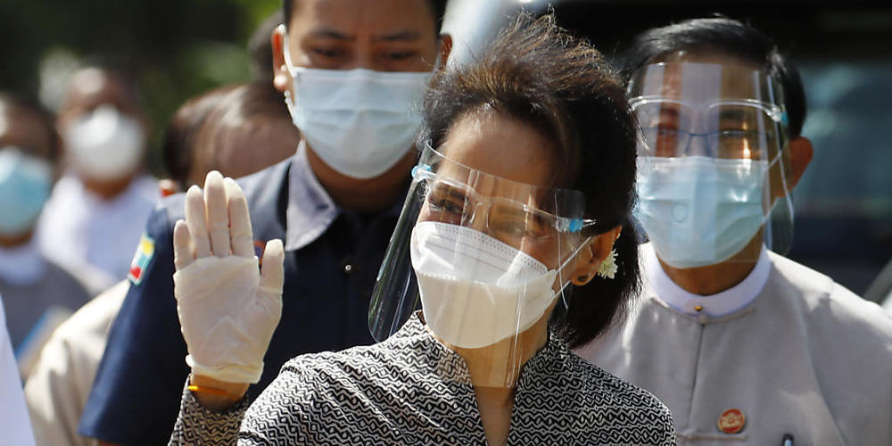 Aung San Suu Kyi, Regierungschefin von Myanmar, trägt einen Mund-Nasen-Schutz, Visier und Handschuhe bei einem Wahlkampftermin für die bevorstehende Parlamentswahl. Myanmar wählt am 8. November ein neues Parlament. Foto: Aung Shine Oo/AP/dpa