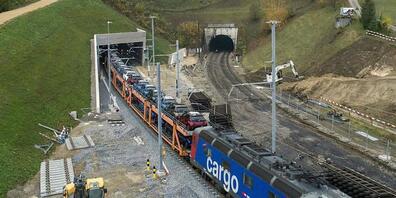 Seit Freitag rollen die SBB-Züge durch den neuen Bözbergtunnel im Kanton Aarau. Der alte Tunnel (rechts im Bild) wird zum Dienst- und Rettungsstollen umgebaut.