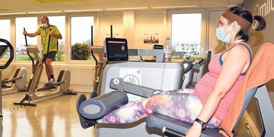 Schwitzen im Fitnesscenter ist momentan möglich. Allerdings muss eine Schutzmaske getragen werden. (Bild ff)