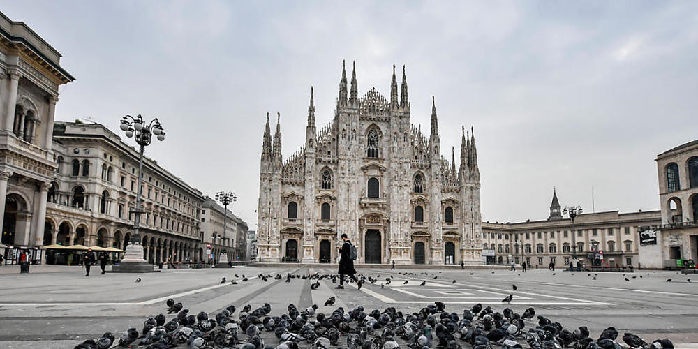 dpatopbilder - Nur wenige Menschen halten sich auf dem Platz vor dem Mailänder Dom auf. In Italien sind verschärfte Corona-Schutzvorschriften in Kraft getreten. Die Regierung hat eine nächtliche Ausgangssperre verhängt und in vier Regionen trat ei...