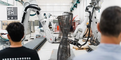 Ein Roboterarm biegt und verschweisst Bewehrungseisen vollautomatisch – bis zu 10'000 Betonelemente entstehen so für den zweiten Gotthardstrassentunnel.