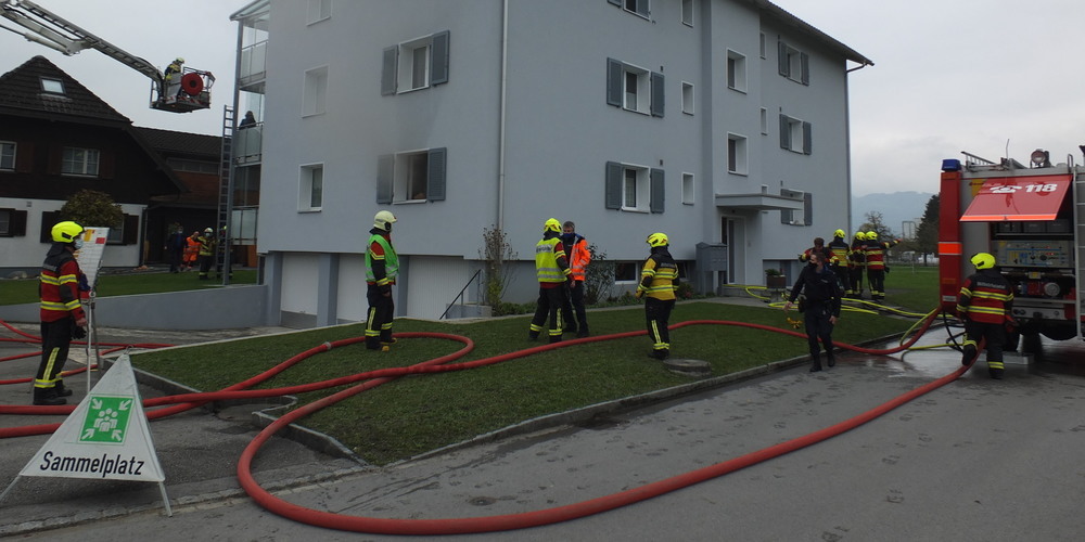 Die Feuerwehr brachte den Brand schnell unter Kontrolle (Bild: kapo.sg.ch)